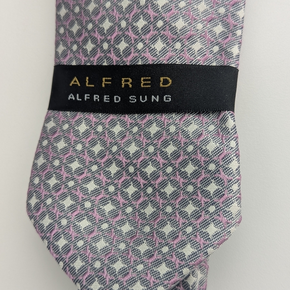 NWOT Alfred Sung Mens 100% Silk Tie w/Gray/Silver, Pink, White Geometric Pattern